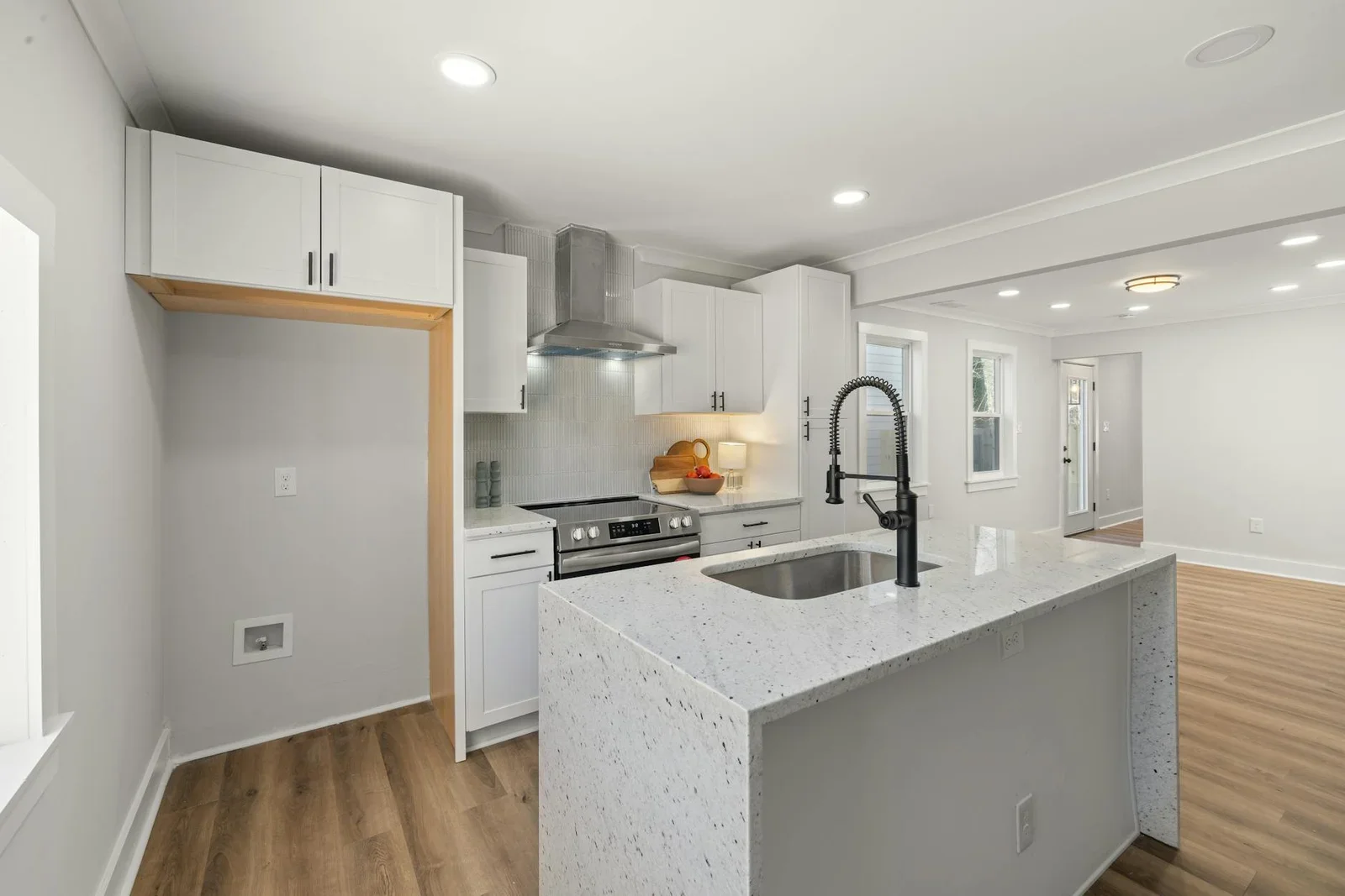 Bếp hiện đại sang trọng với mặt đá granite cao cấp, thiết bị inox bền bỉ và sàn gỗ tự nhiên ấm áp. | Thiết kế nội thất 24
