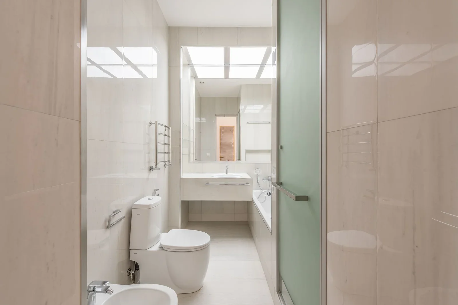 Phòng tắm rộng rãi phong cách đương đại với giếng trời lấy sáng, thiết bị vệ sinh cao cấp và đường nét tối giản. | Thiết kế nội thất 24