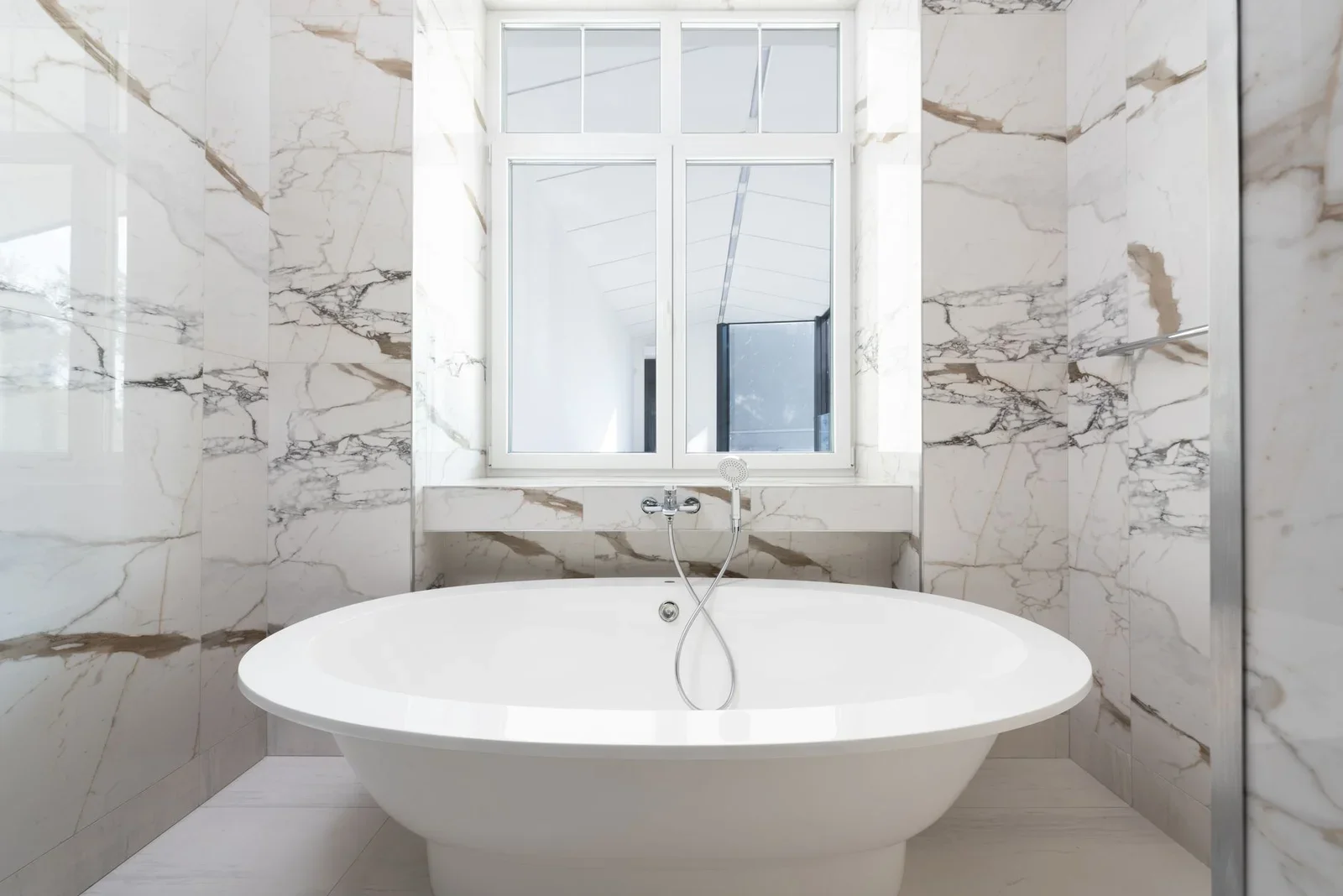 Phòng tắm sang trọng ốp đá marble cao cấp, nổi bật với bồn tắm độc lập và phong cách thiết kế hiện đại. | Thiết kế nội thất 24