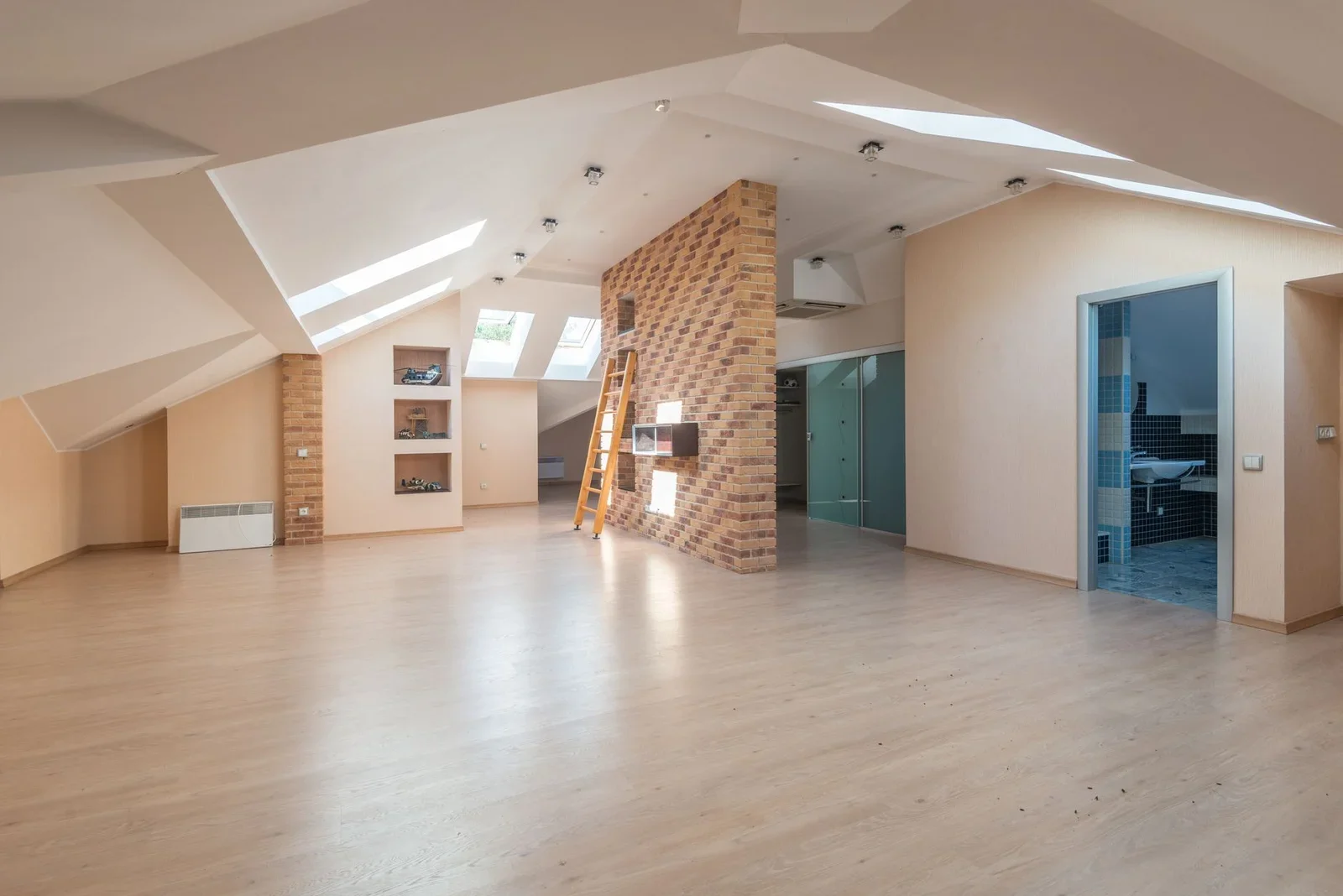 Không gian penthouse hiện đại tràn ngập ánh sáng tự nhiên nhờ hệ cửa trời, thiết kế mở rộng rãi và tinh tế. | Thiết kế nội thất 24