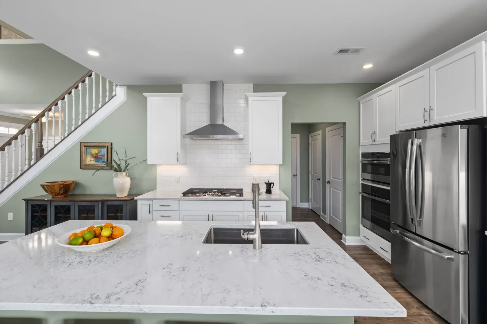 Bếp hiện đại sang trọng với đảo bếp đá marble, thiết bị inox cao cấp và hệ tủ gỗ tinh tế, tối ưu công năng. | Thiết kế nội thất 24