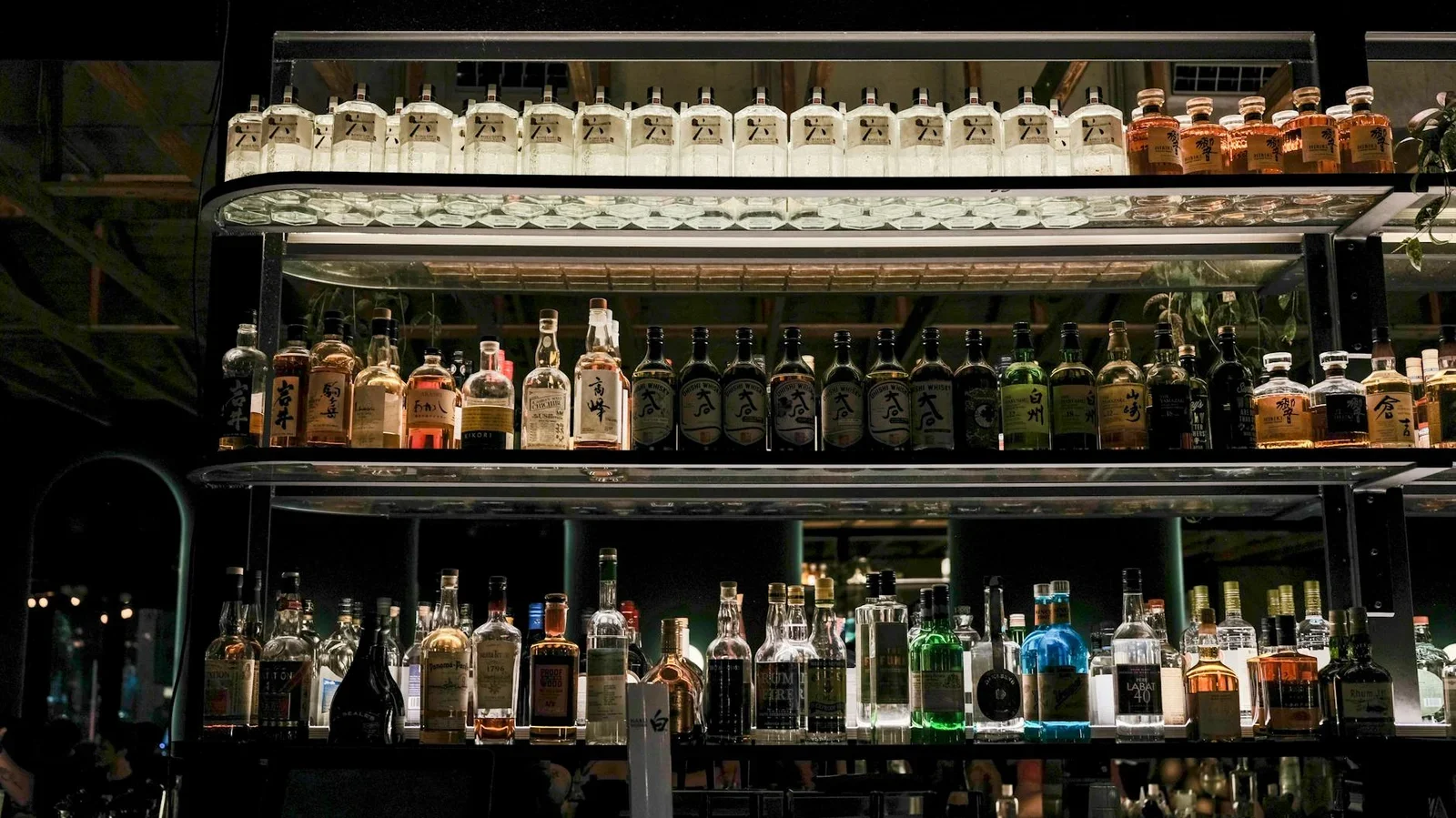 Quầy bar tại gia sang trọng với kệ rượu gỗ tinh tế, ánh sáng vàng ấm áp kiến tạo không gian giải trí đẳng cấp. | Thiết kế nội thất 24