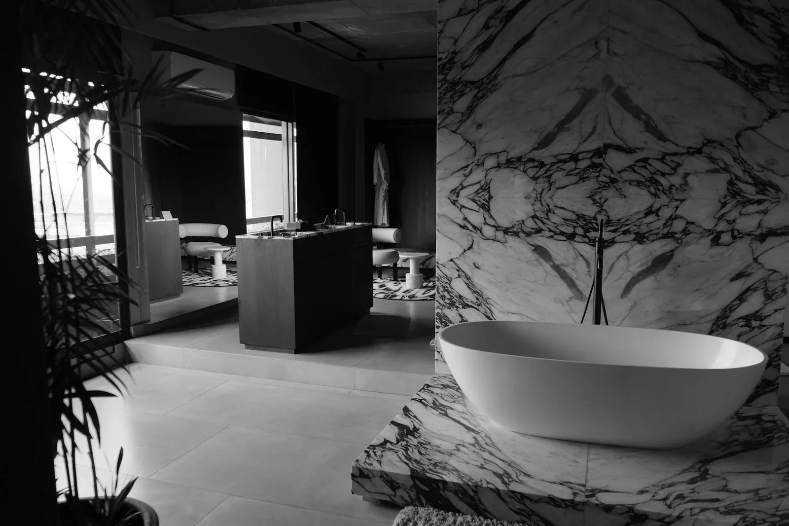 Phòng tắm sang trọng với bồn độc lập, tường đá marble trung tính và ánh sáng dịu nhẹ, mang lại trải nghiệm thư giãn tuyệt đối. | Thiết kế nội thất 24