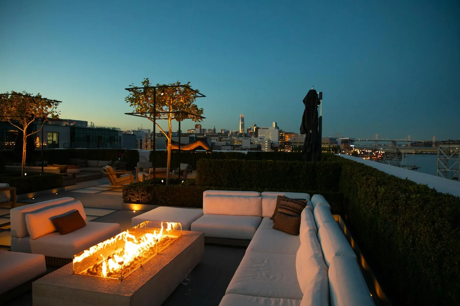 Sân thượng penthouse đẳng cấp với hố lửa ấm cúng, tầm nhìn thành phố rực rỡ về đêm và không gian ngoài trời lý tưởng. | Thiết kế nội thất 24
