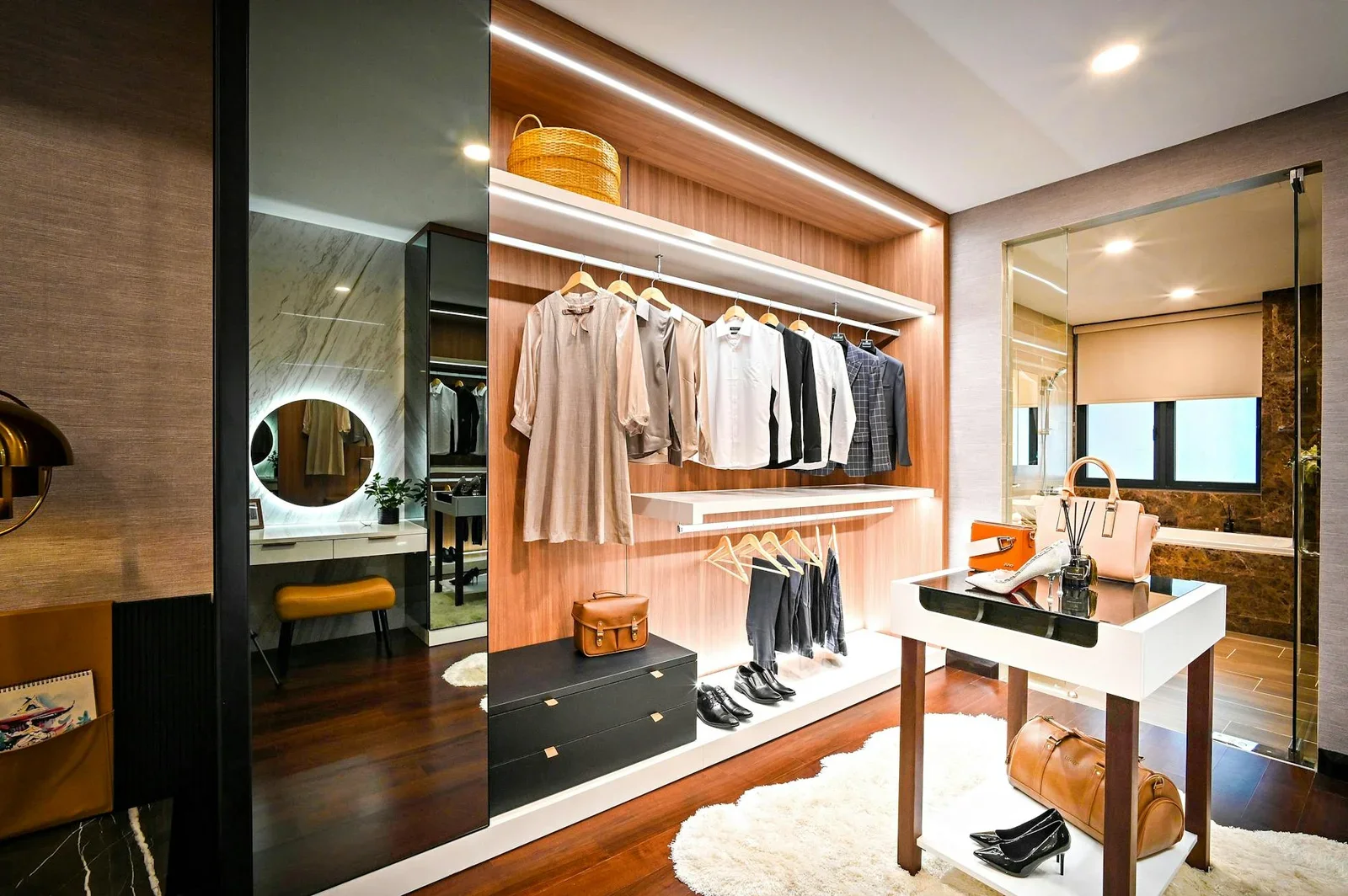 Phòng thay đồ ngăn nắp với hệ tủ kính hiện đại, ánh sáng trung tính làm nổi bật trang phục và phụ kiện cao cấp. | Thiết kế nội thất 24