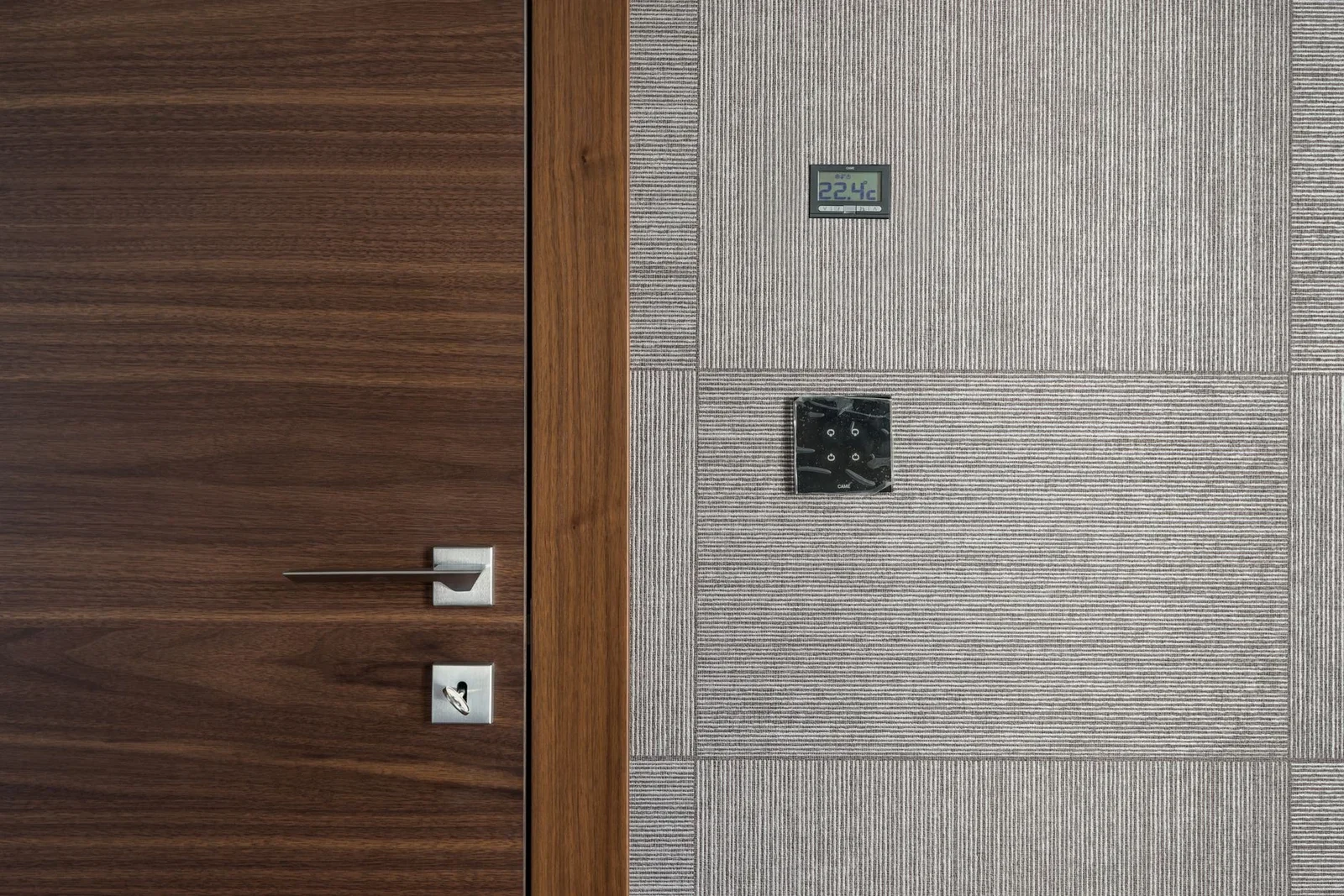 Cửa gỗ hiện đại với tay nắm inox sang trọng, tích hợp màn hình hiển thị nhiệt độ, nâng tầm tiện nghi thông minh cho penthouse. | Thiết kế nội thất 24
