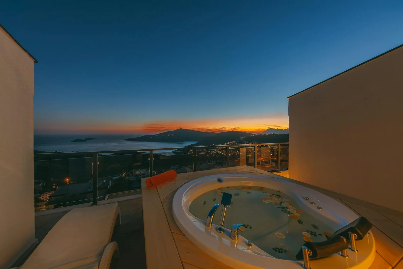 Terrace nghỉ dưỡng đẳng cấp với bồn jacuzzi ngoài trời, tầm nhìn hoàng hôn ven biển tuyệt đẹp và không gian thư giãn tuyệt đối. | Thiết kế nội thất 24