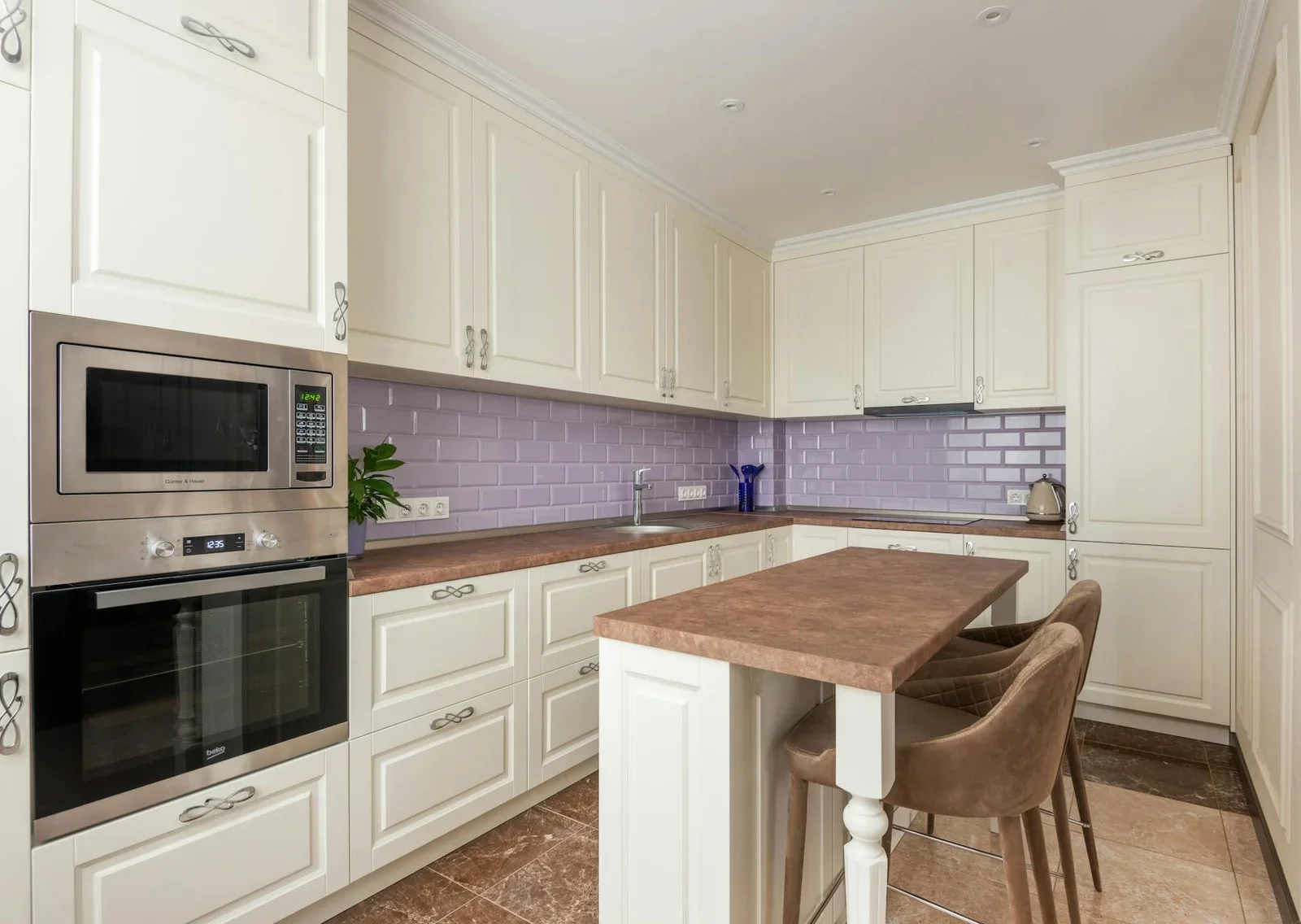 Phòng bếp phong cách hiện đại nổi bật với mặt bàn đá marble trắng tinh tế cùng thiết bị âm tủ tiện nghi. | Thiết kế nội thất 24