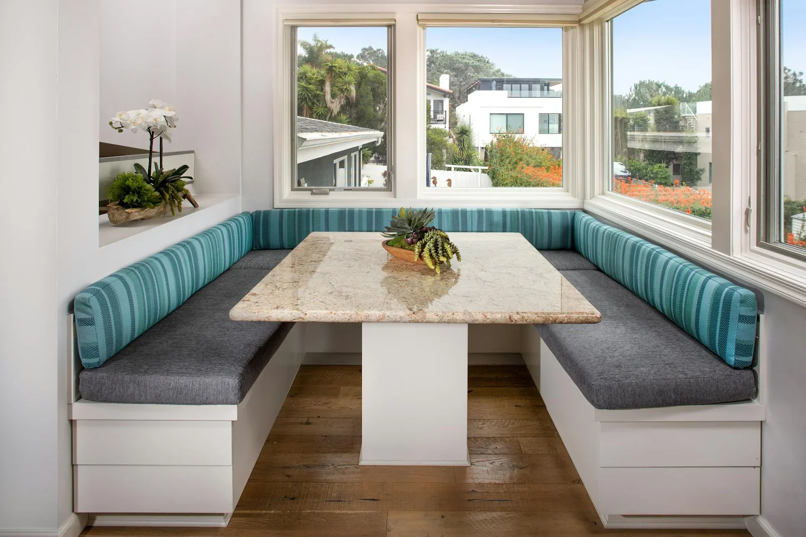 Góc ăn uống sáng bừng với bàn đá granite vững chãi, tầm nhìn thoáng đãng mang đến cảm giác thư giãn như nghỉ dưỡng. | Thiết kế nội thất 24
