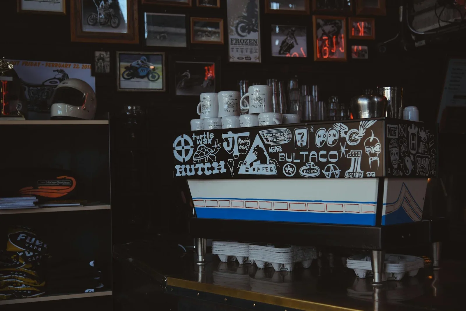 Góc pha chế tại gia phong cách retro với máy espresso nghệ thuật, tranh xe cổ độc đáo cùng kệ gỗ trưng bày đầy cá tính. | Thiết kế nội thất 24