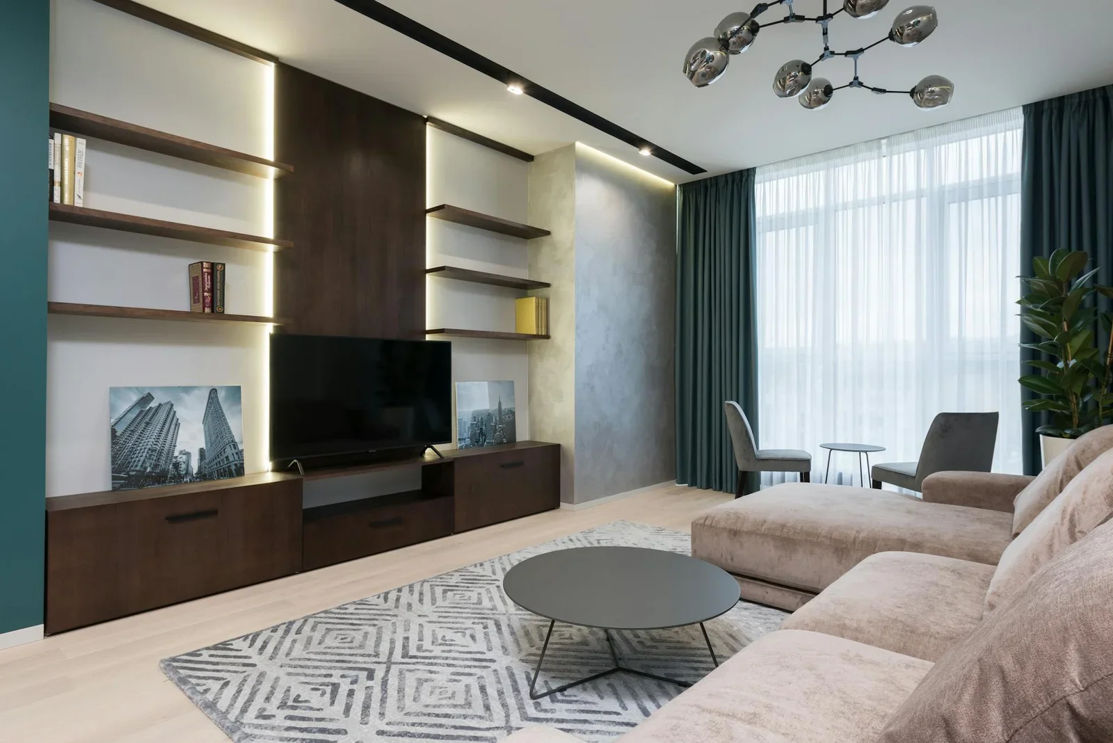 Tivi hiện đại đặt trên kệ gỗ ấm áp đối diện ghế sofa mềm mại, kiến tạo góc giải trí tiện nghi cho không gian phòng khách. | Thiết kế nội thất 24