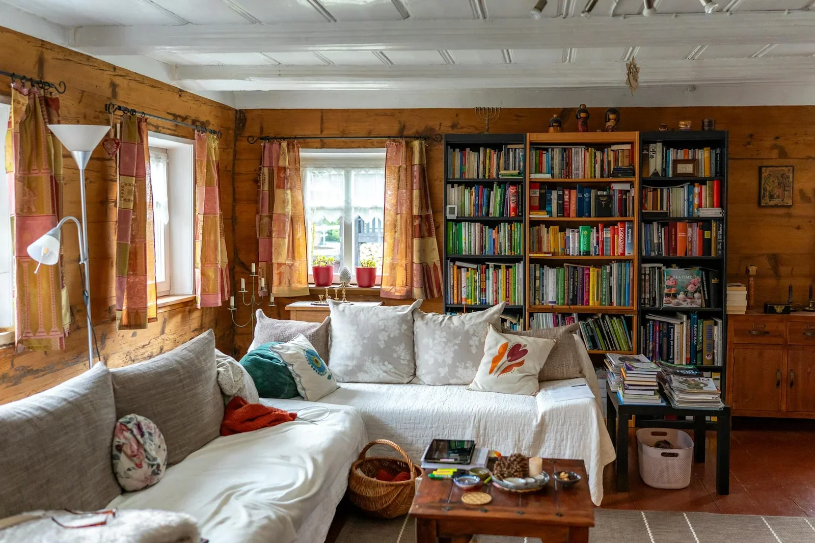 Phòng khách ấm cúng bố trí kệ sách gỗ cùng sofa êm ái, mang đến không gian thư giãn lý tưởng và gắn kết mọi thành viên. | Thiết kế nội thất 24