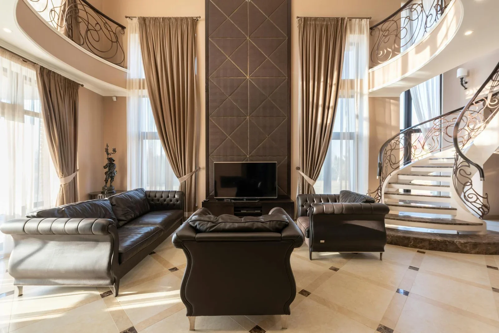 Sofa da cao cấp đặt gần cửa sổ rèm che, kết hợp tivi và cầu thang sáng tạo, kiến tạo điểm nhấn đương đại độc đáo. | Thiết kế nội thất 24