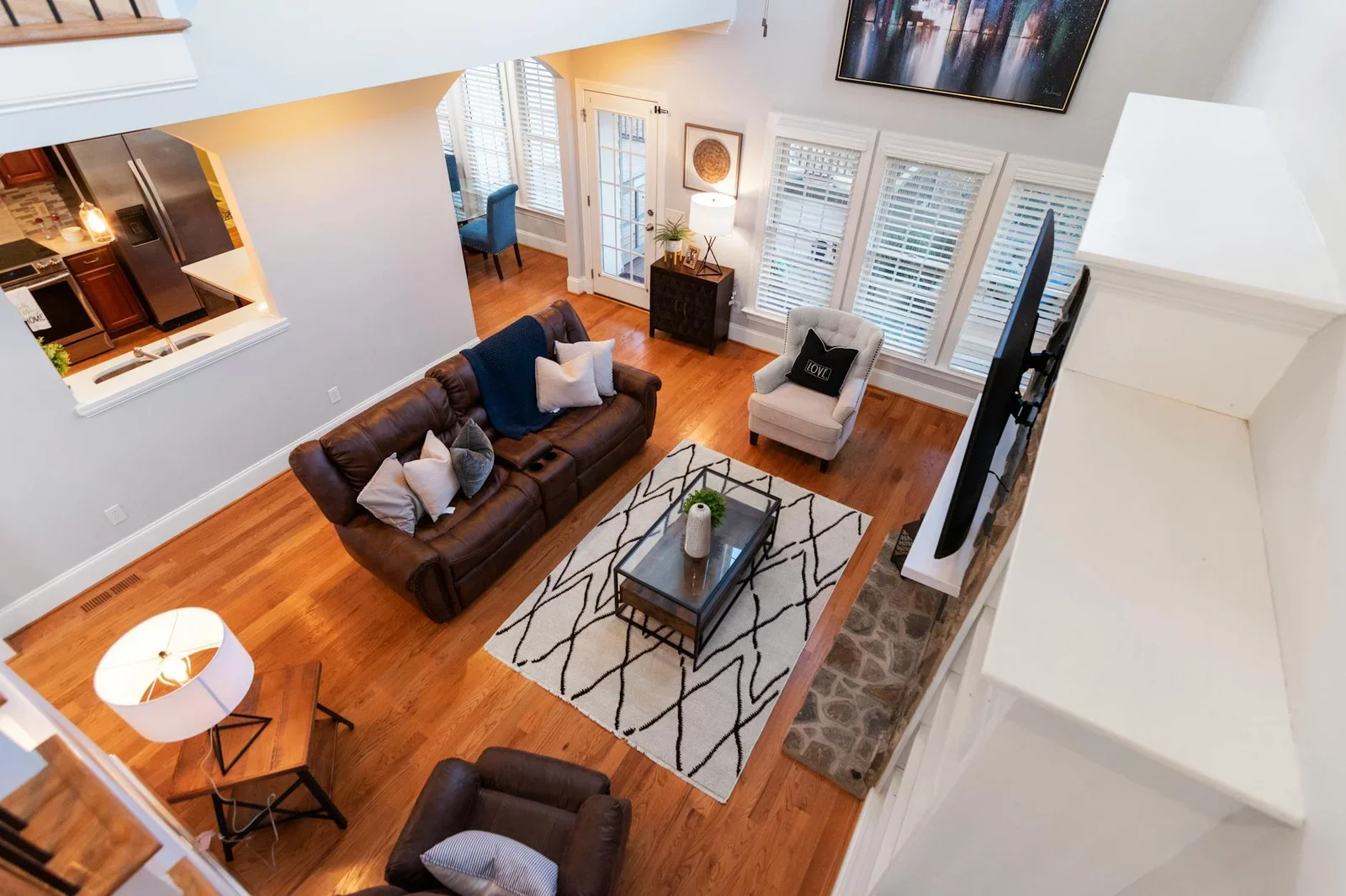 Góc nhìn toàn cảnh phòng khách thanh lịch với sofa da sang trọng, ánh sáng dịu nhẹ và đồ decor hiện đại, toát lên vẻ đẹp hài hòa. | Thiết kế nội thất 24
