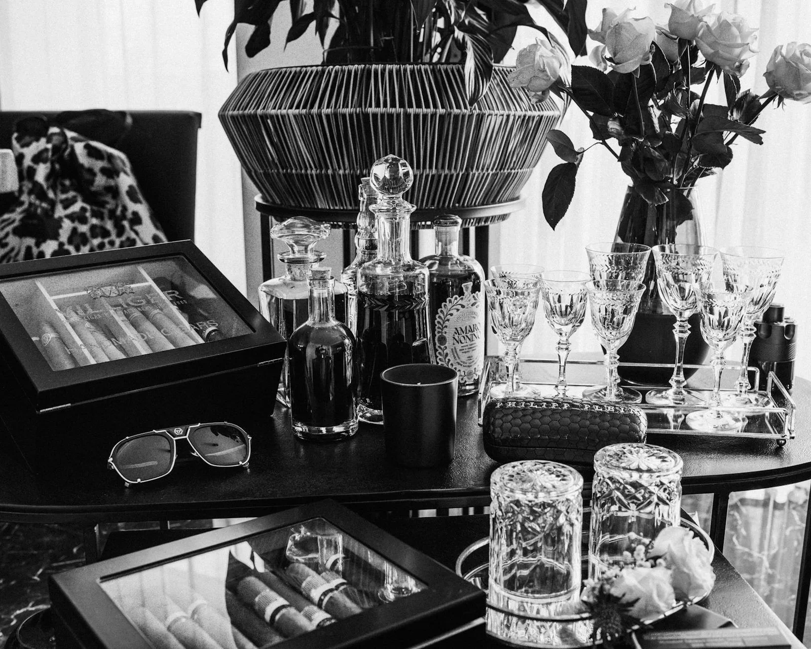 Góc quầy bar di động trong phòng khách bài trí ly pha lê cùng phụ kiện cao cấp, tôn lên vẻ đẹp sang trọng và tinh tế. | Thiết kế nội thất 24