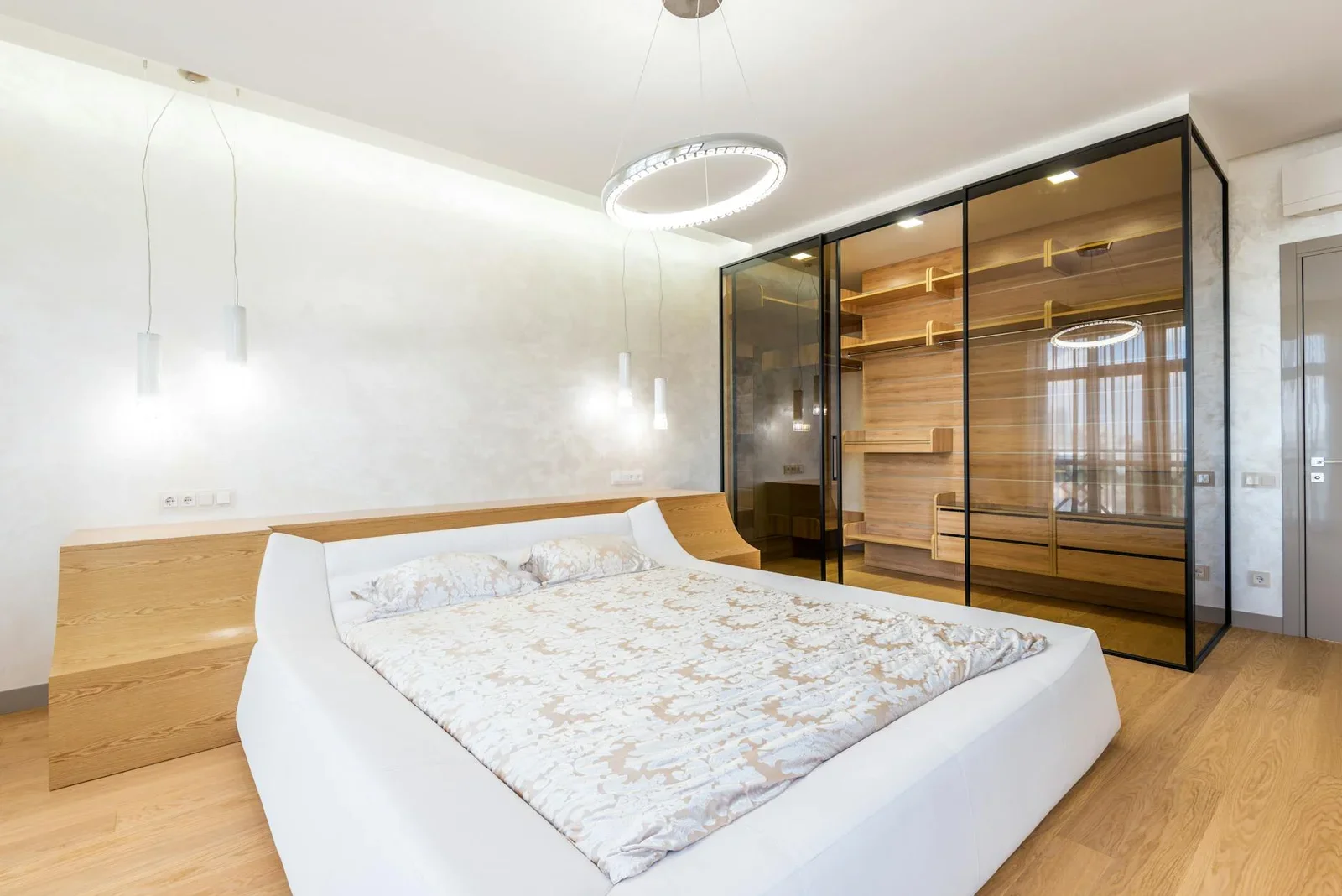 Thiết kế phòng ngủ sang trọng với giường king size êm ái, tủ quần áo kính hiện đại cùng đèn chùm LED và đèn đầu giường ấm áp. | Thiết kế nội thất 24