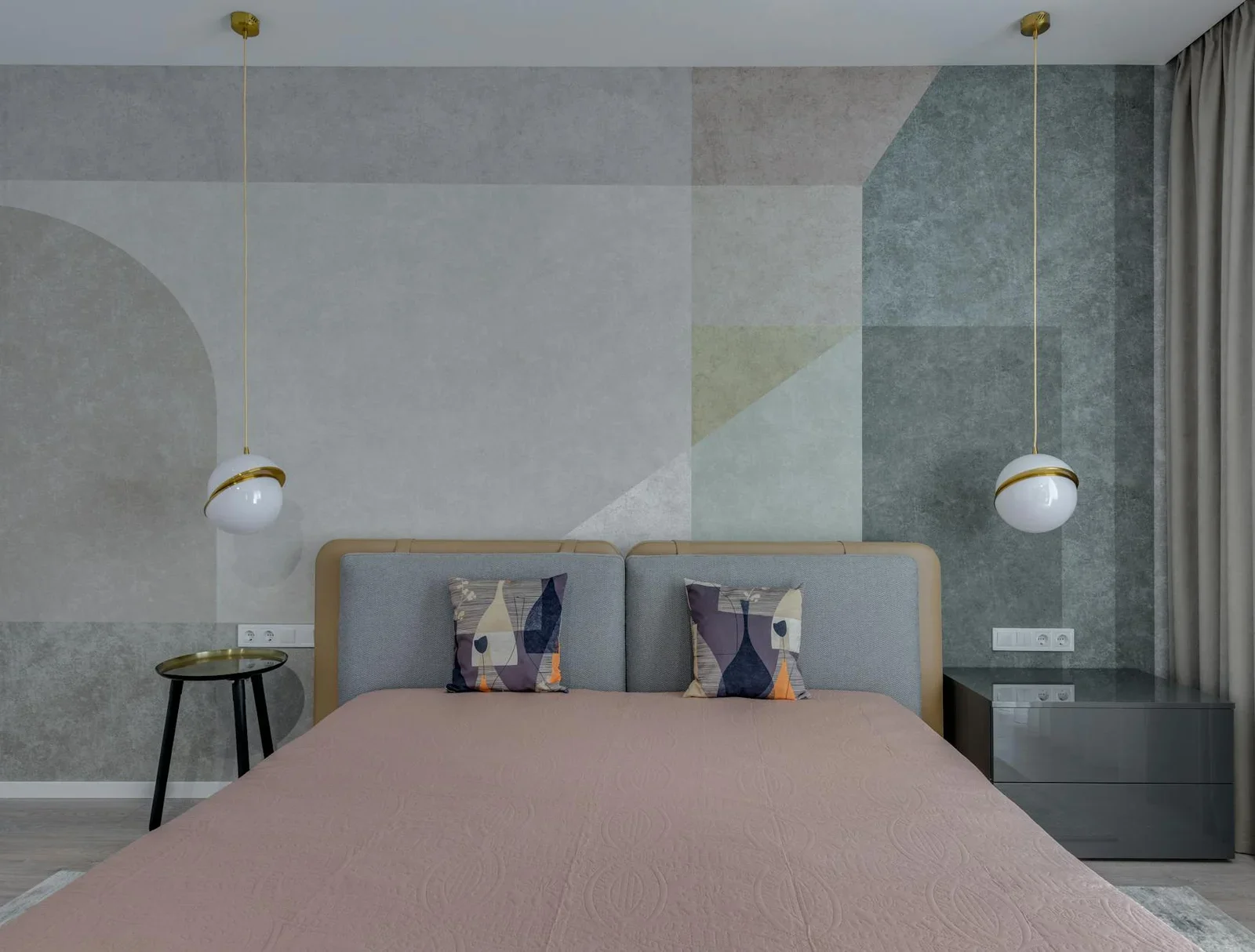 Không gian phòng ngủ phong cách loft cá tính, nổi bật với giường đôi đặt giữa táp đầu giường và hệ thống đèn treo sáng tạo độc đáo. | Thiết kế nội thất 24