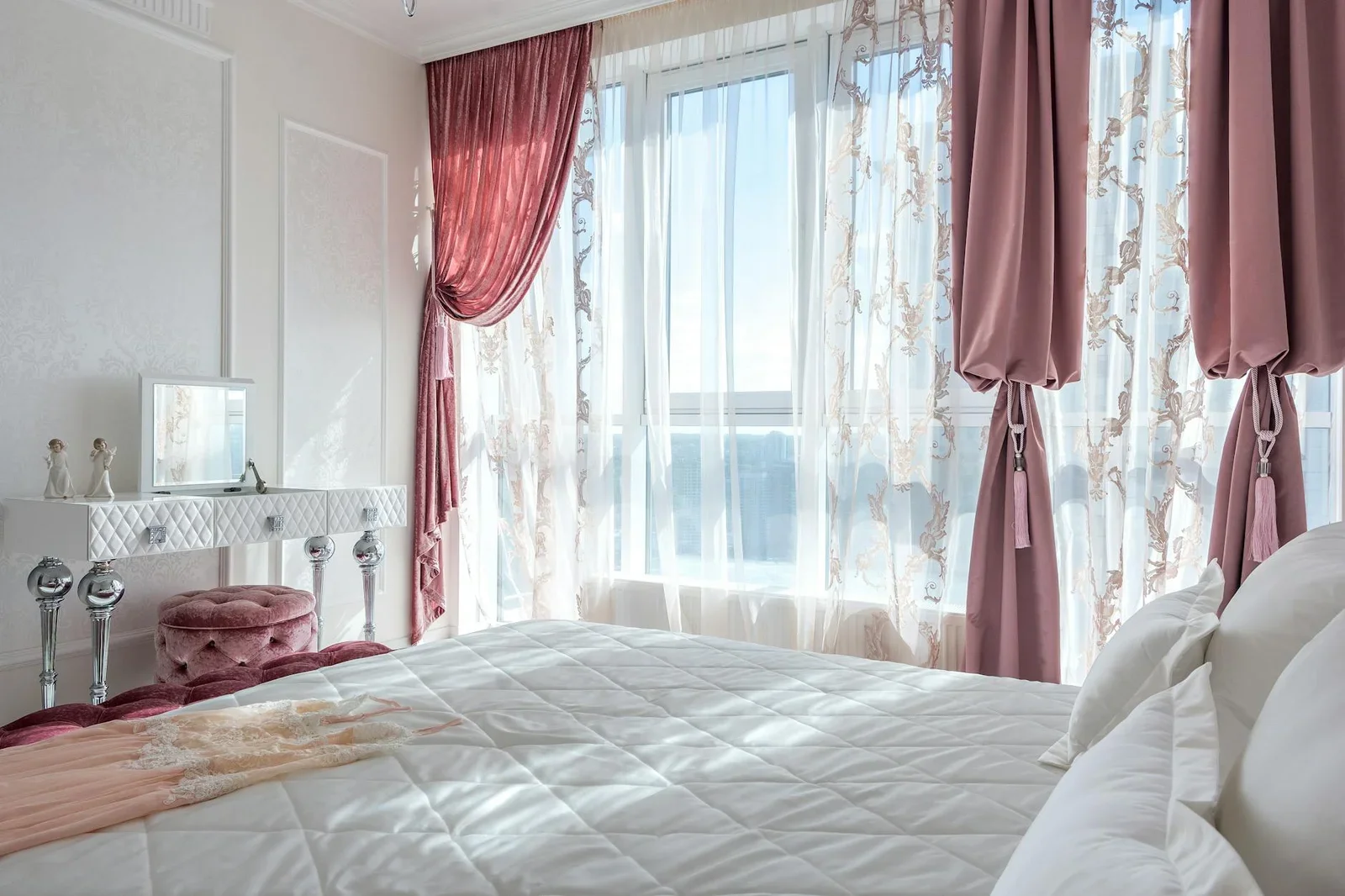 Phòng ngủ tông trắng hồng lãng mạn, nổi bật với giường ngủ êm ái và rèm cửa rủ mềm mại tạo nên không gian nghỉ ngơi sang trọng. | Thiết kế nội thất 24