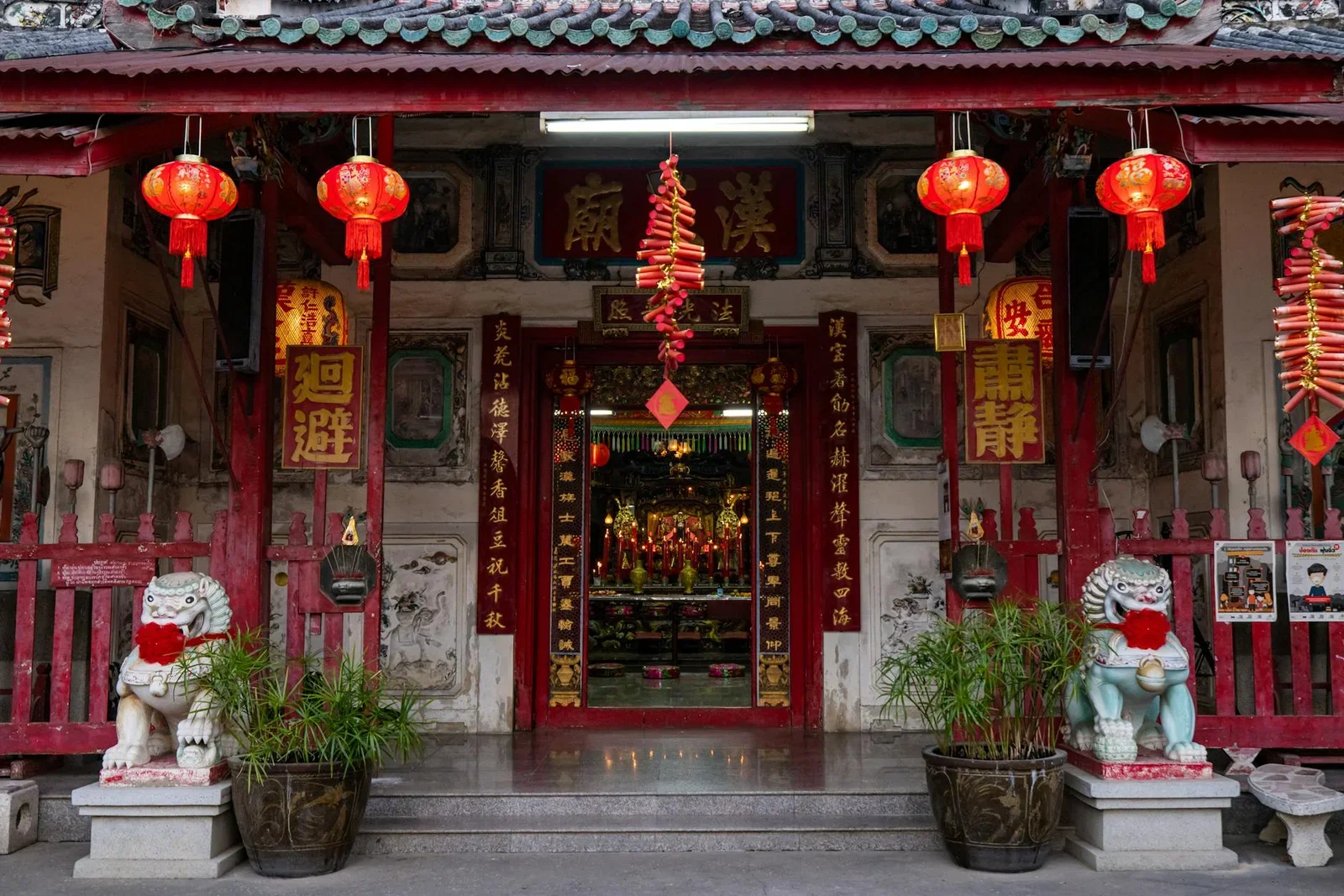 Nội thất phòng thờ mang đậm nét Á Đông với đèn lồng đỏ và họa tiết truyền thống, tạo điểm nhấn ấn tượng cho không gian. | Thiết kế nội thất 24
