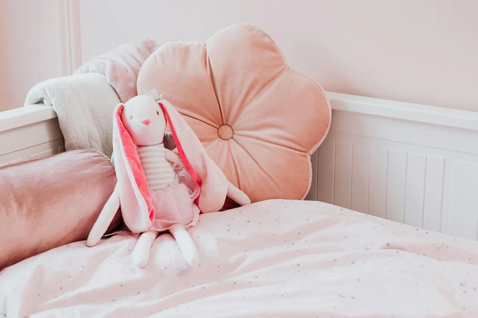 Phòng ngủ tông pastel dịu dàng nổi bật với giường êm ái và gối nhồi bông mềm mại tạo không gian nghỉ ngơi lý tưởng. | Thiết kế nội thất 24