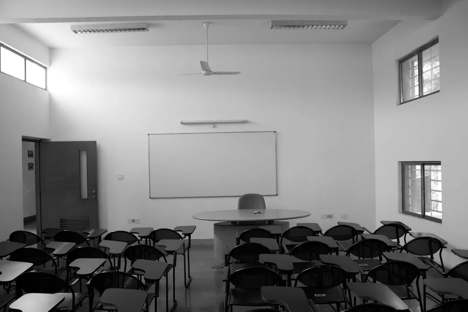 Góc nhìn đơn sắc tôn lên đường nét kiến trúc hiện đại, không gian phòng học rộng rãi tối ưu cho việc giảng dạy. | Thiết kế nội thất 24