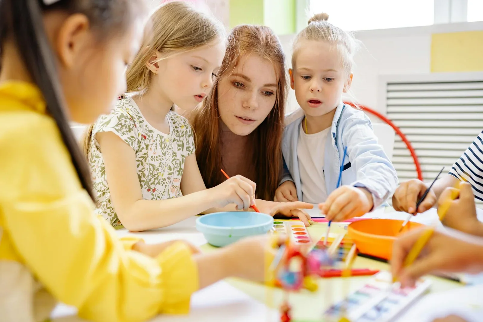 Góc mỹ thuật tràn ngập ánh sáng với bàn ghế thấp vừa tầm, nơi cô trò sáng tạo màu nước và rèn luyện kỹ năng. | Thiết kế nội thất 24