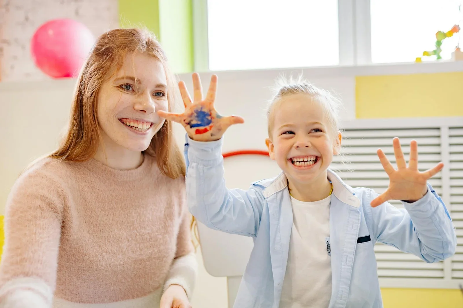 Góc sáng tạo bố trí bàn ghế bo cạnh an toàn, ánh sáng ấm áp tôn lên khoảnh khắc cô trò vẽ tranh hứng khởi. | Thiết kế nội thất 24