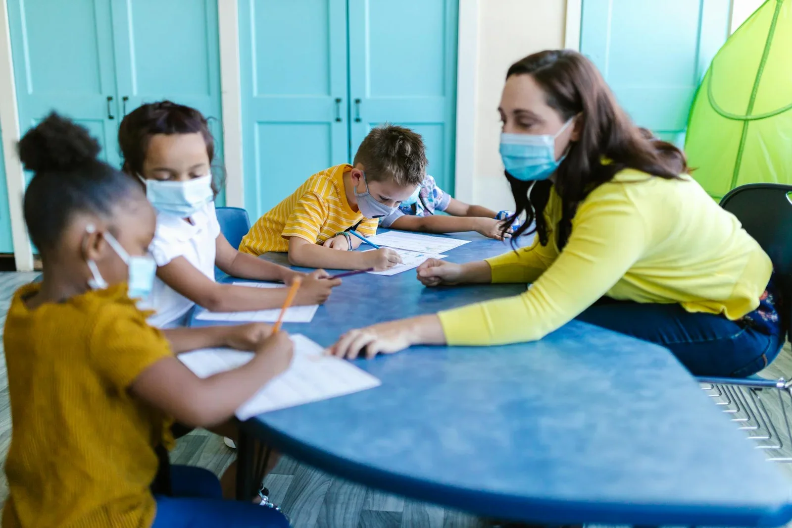 Phòng học thông thoáng dùng vật liệu kháng khuẩn và bàn ghế giãn cách, đảm bảo an toàn sức khỏe cho mọi hoạt động học. | Thiết kế nội thất 24