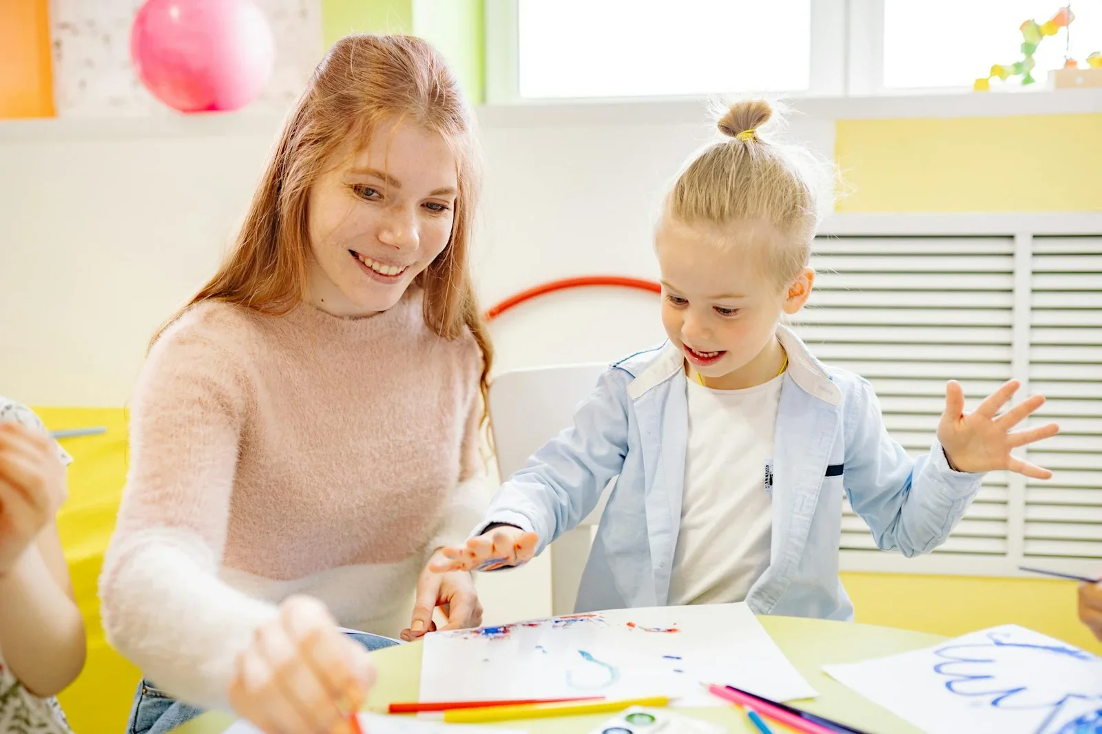 Góc hội họa ngập ánh sáng tự nhiên, trang bị bàn chống gù và kệ màu tiện lợi, nuôi dưỡng đam mê nghệ thuật. | Thiết kế nội thất 24