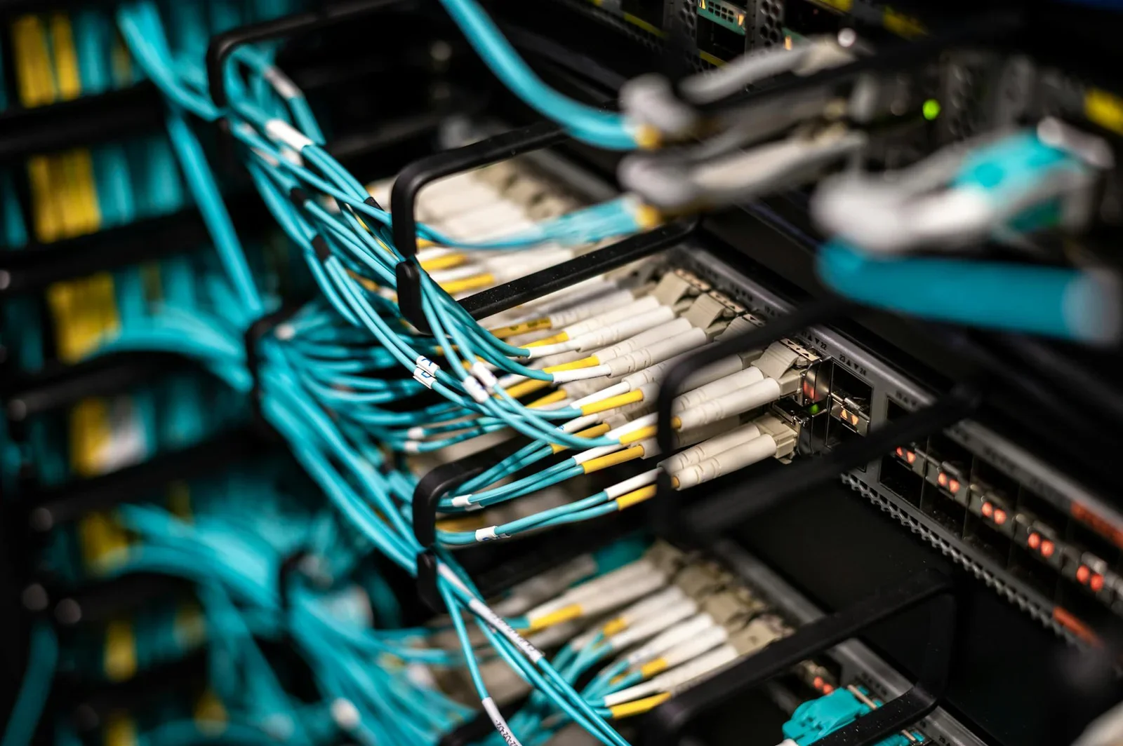 Phòng server văn phòng với hệ cáp mạng và tủ đấu nối được sắp xếp khoa học, đảm bảo hạ tầng kỹ thuật vận hành ổn định. | Thiết kế nội thất 24