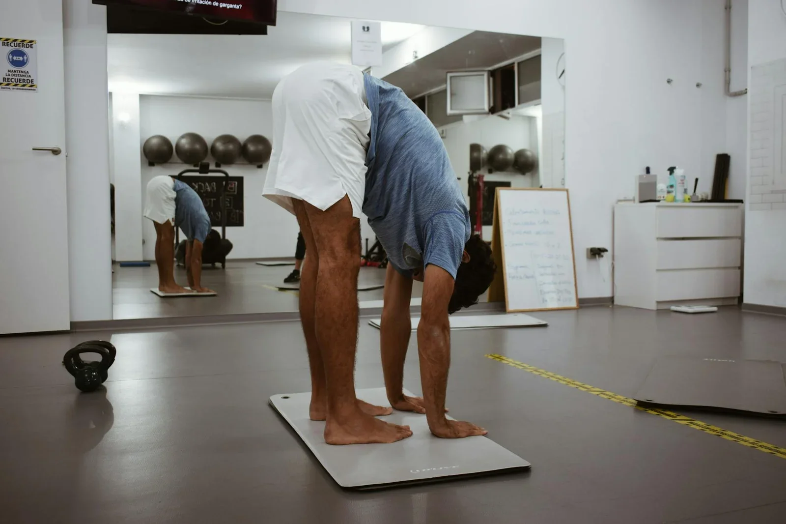 Phòng gym nội bộ trang bị thảm tập và gương lớn, khuyến khích nhân viên rèn luyện thể chất và cân bằng nhịp sống công sở. | Thiết kế nội thất 24
