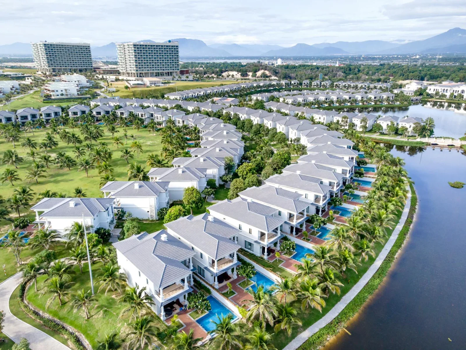 Góc nhìn toàn cảnh biệt thự nghỉ dưỡng cao cấp sở hữu hồ bơi riêng biệt, hài hòa cùng thiên nhiên nhiệt đới. | Thiết kế nội thất 24