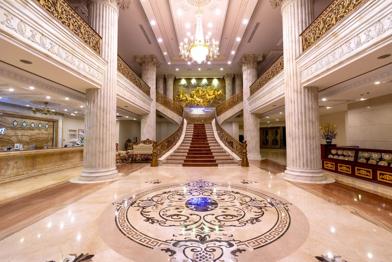 Sảnh biệt thự sang trọng nổi bật với cầu thang lớn, sàn đá cẩm thạch và đèn chùm pha lê tỏa sáng rực rỡ. | Thiết kế nội thất 24