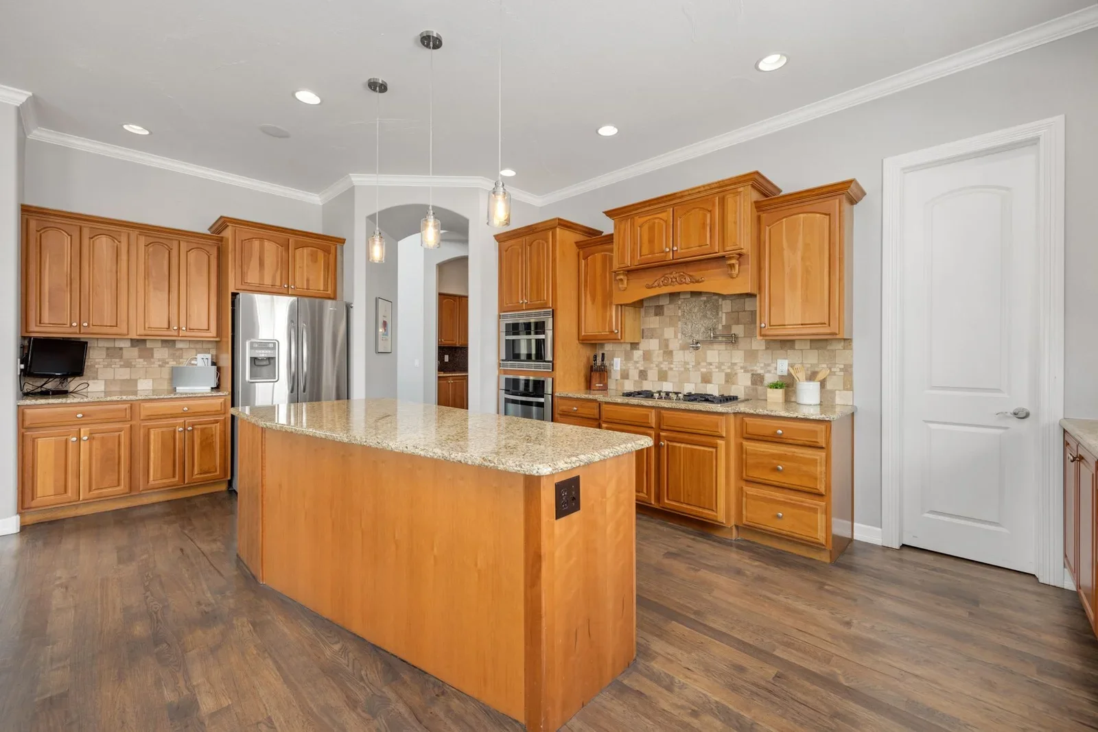 Khu bếp biệt thự sáng bừng với đảo bếp đá granite bền đẹp, hệ tủ gỗ công nghiệp hiện đại và ánh sáng tự nhiên chan hòa. | Thiết kế nội thất 24