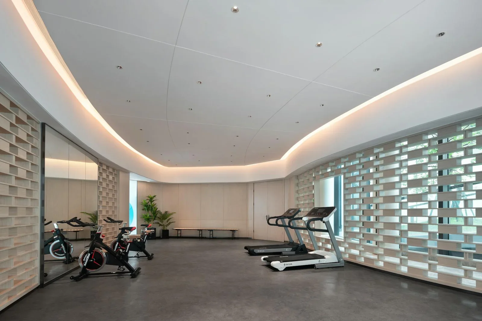 Phòng gym tại gia rộng rãi trang bị máy tập hiện đại, thiết kế tối giản cùng hệ gương lớn và ánh sáng tràn đầy năng lượng. | Thiết kế nội thất 24