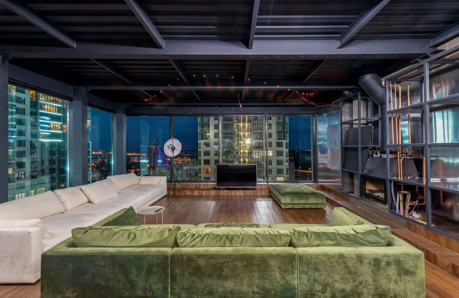 Không gian phòng khách hiện đại rộng rãi với bộ sofa êm ái và cửa kính lớn đón ánh hoàng hôn ấm áp. | Thiết kế nội thất 24