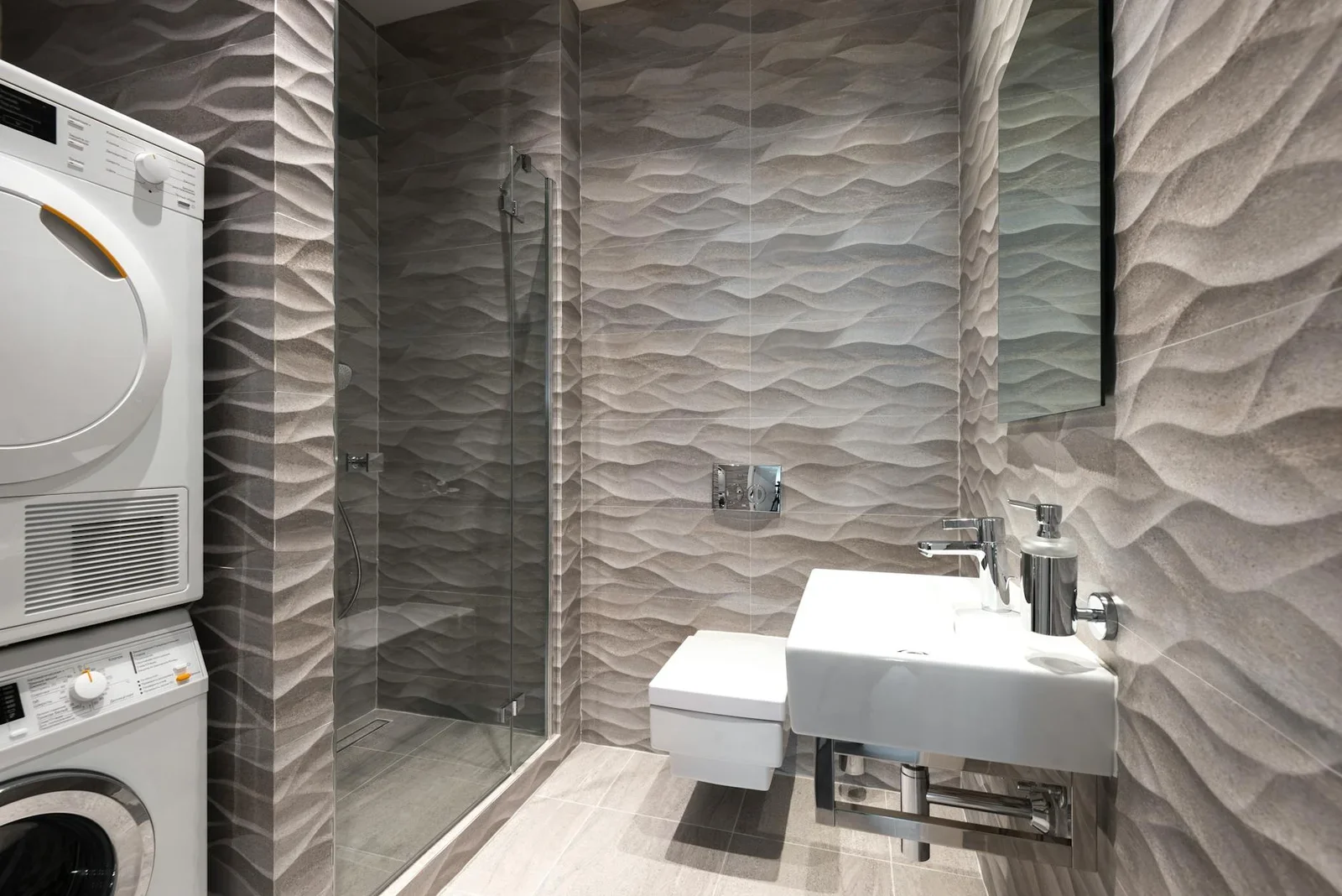 Phòng tắm đương đại phong cách tích hợp vòi sen, lavabo và máy giặt sấy âm tường tối ưu công năng sử dụng. | Thiết kế nội thất 24