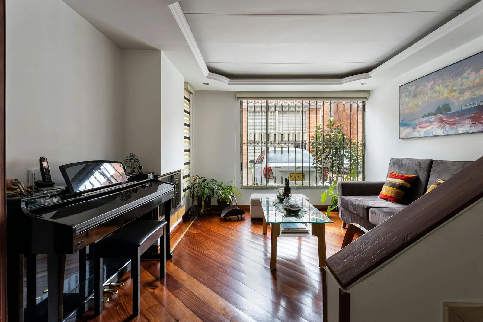 Phòng khách duplex ngập nắng với đàn piano sang trọng, sàn gỗ ấm áp và decor tinh tế tạo điểm nhấn nghệ thuật. | Thiết kế nội thất 24