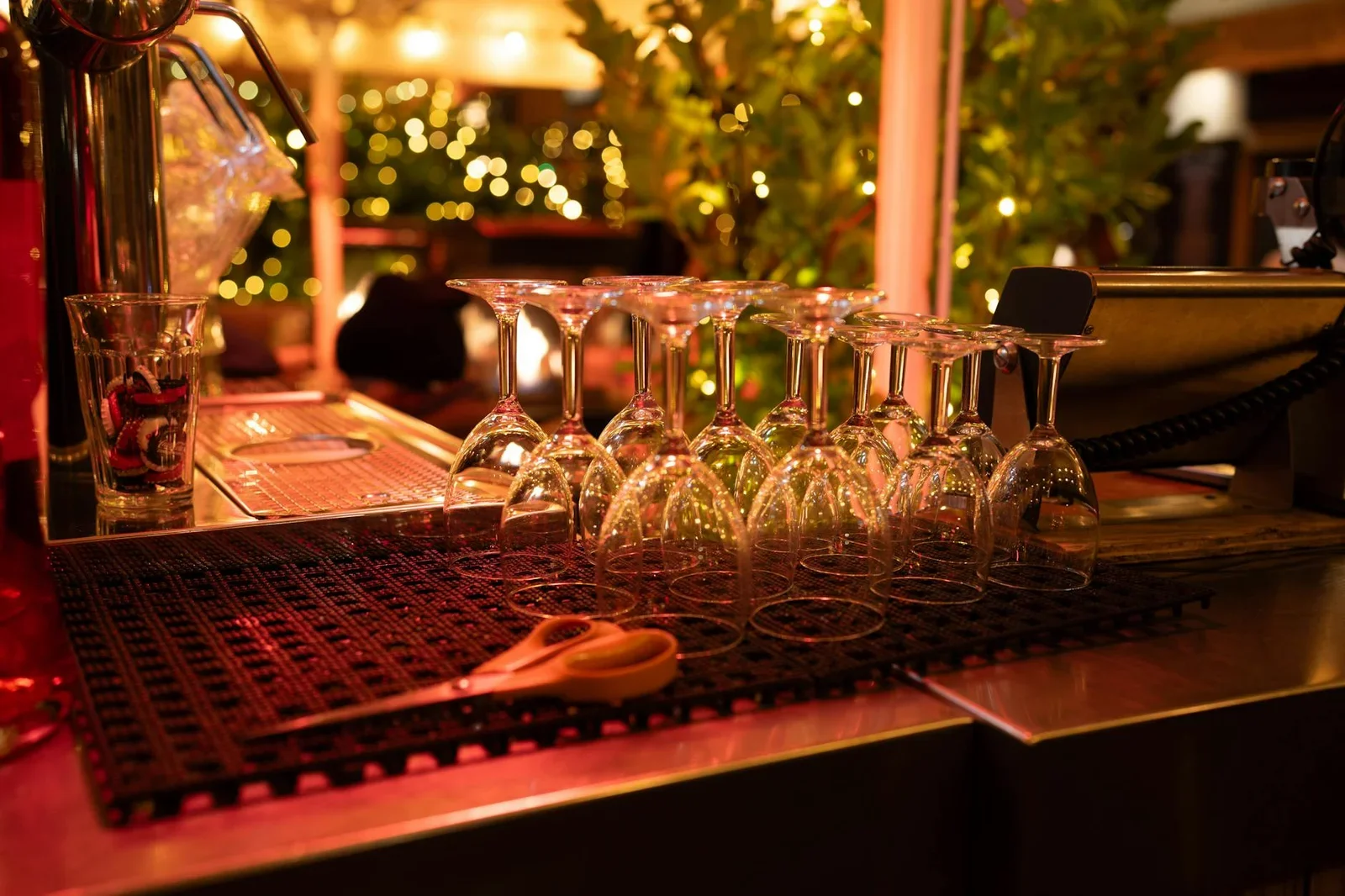 Quầy bar duplex ấn tượng với ly rượu treo ngược, ánh sáng vàng ấm áp và hiệu ứng bokeh lung linh tạo không gian thư giãn. | Thiết kế nội thất 24