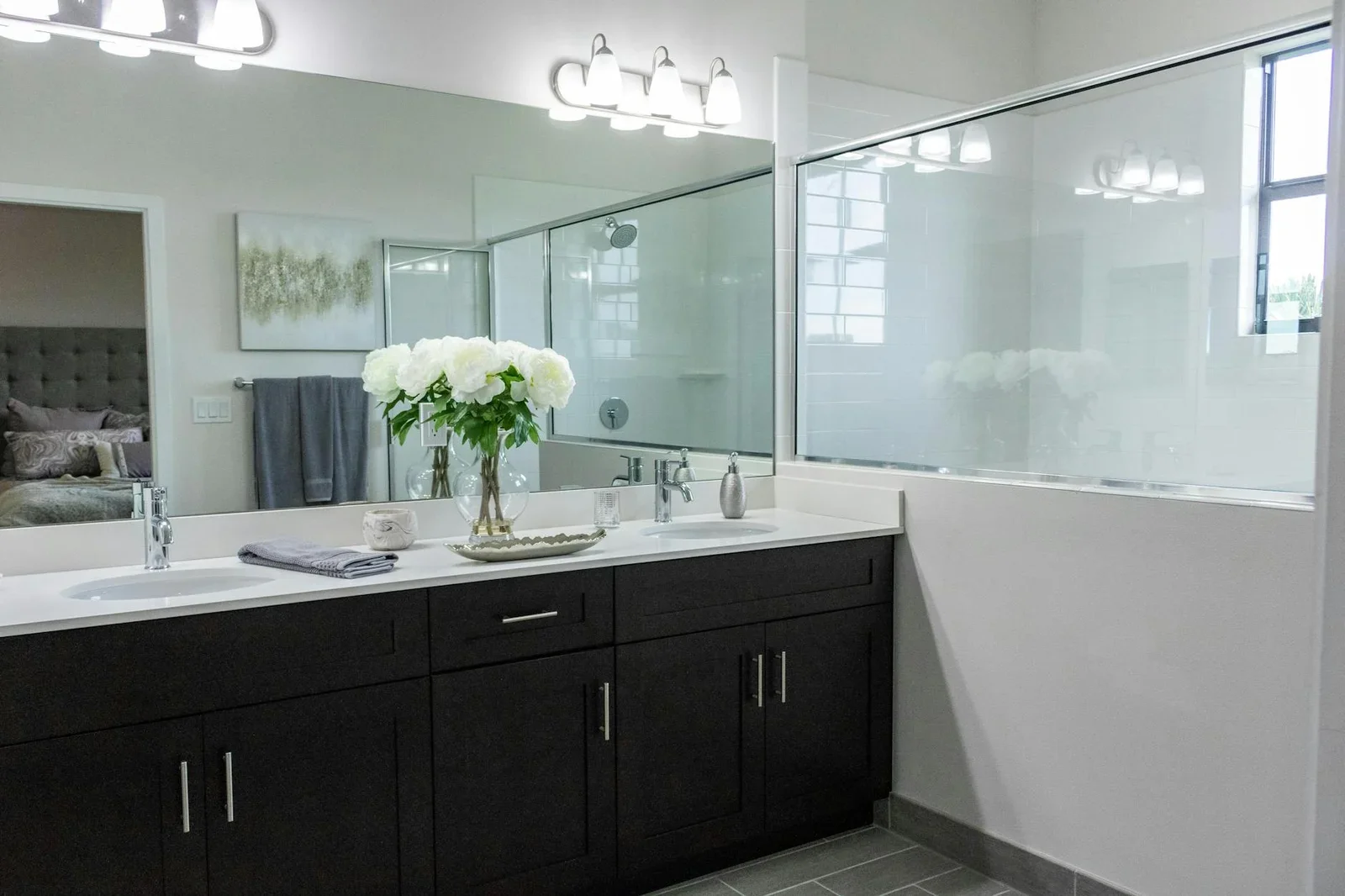 Phòng tắm duplex sáng bừng với bồn rửa đôi tiện nghi, vật liệu cao cấp và decor đương đại mang lại trải nghiệm thư giãn. | Thiết kế nội thất 24