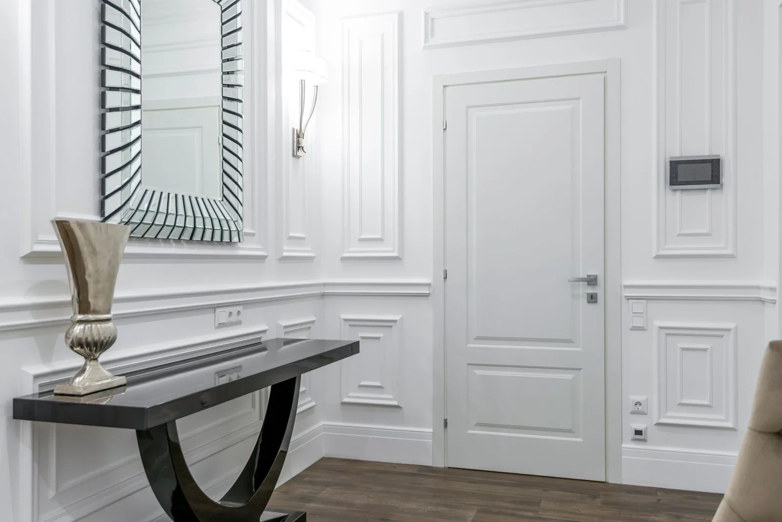 Không gian duplex tông trắng sang trọng phối hợp gương thời thượng và cửa gỗ tinh tế, tôn lên vẻ đẹp hiện đại cuốn hút. | Thiết kế nội thất 24