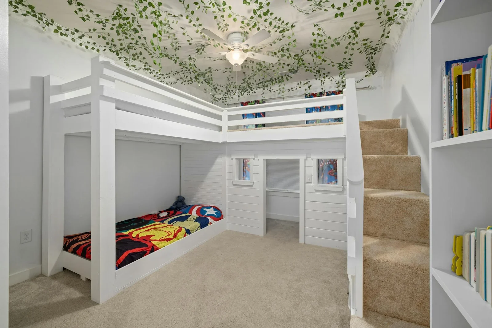 Phòng ngủ trẻ em duplex sinh động với giường tầng trắng, trần trang trí họa tiết lá cây và ánh sáng tự nhiên dịu nhẹ. | Thiết kế nội thất 24