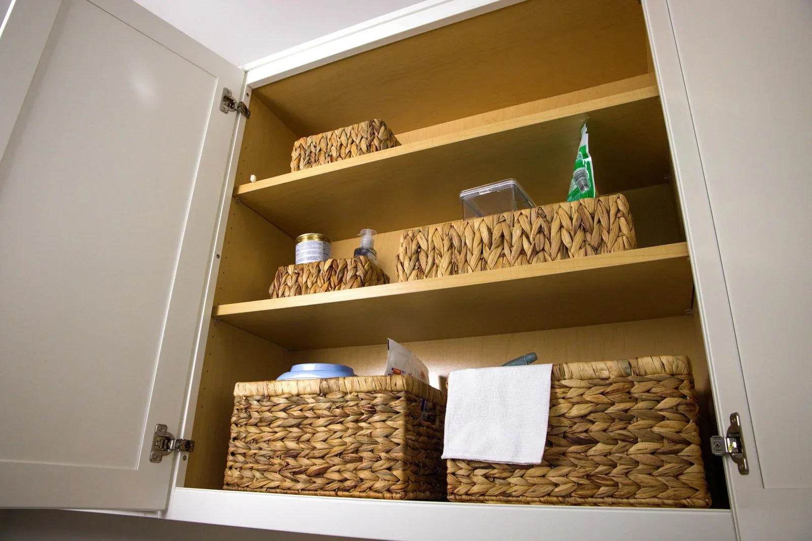 Hệ tủ bếp duplex gọn gàng với giỏ mây đan, mang đến giải pháp lưu trữ thông minh và vẻ đẹp ngăn nắp cho gian bếp. | Thiết kế nội thất 24