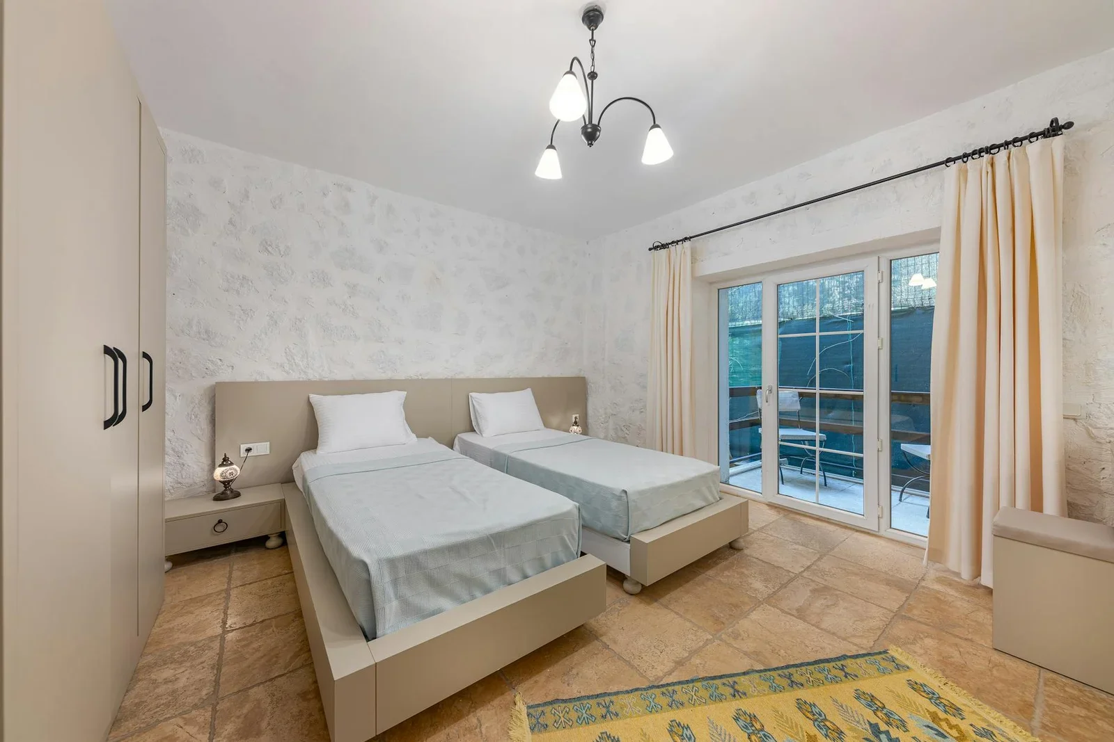 Phòng ngủ duplex hiện đại bố trí giường đôi, nội thất trang nhã và ánh sáng ấm áp mang đến trải nghiệm nghỉ ngơi tiện nghi. | Thiết kế nội thất 24