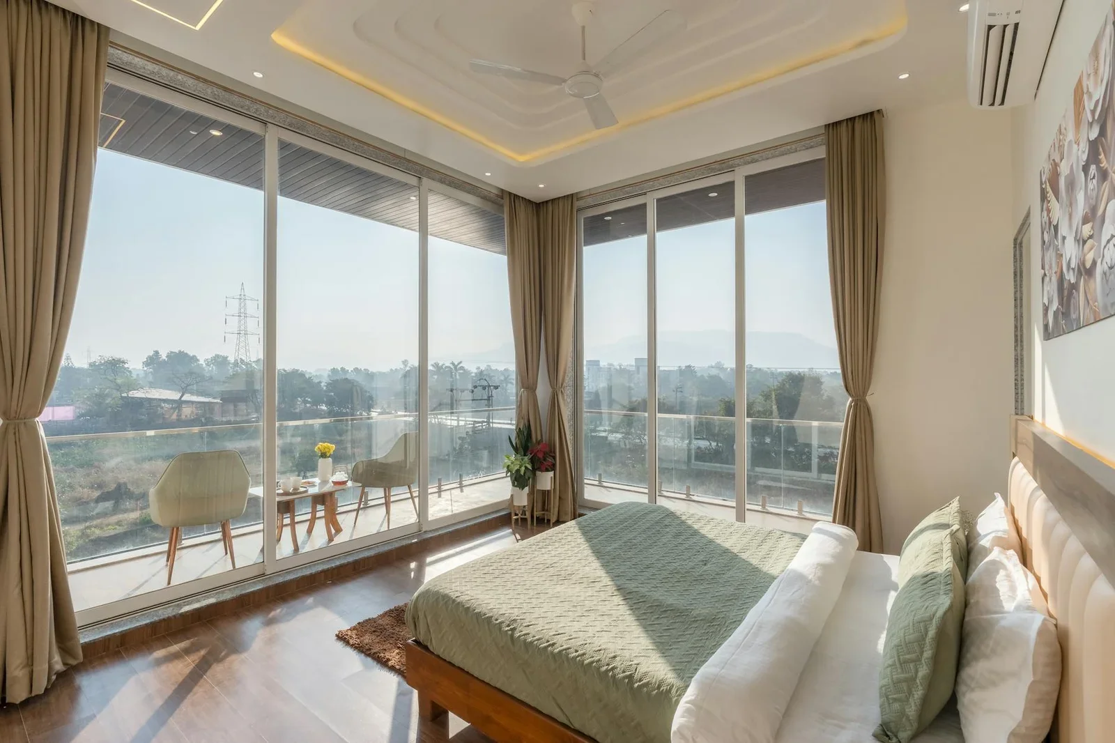 Phòng ngủ master duplex tràn nắng với cửa kính rộng mở hướng ra ban công xanh mát, kiến tạo không gian nghỉ ngơi thư thái. | Thiết kế nội thất 24