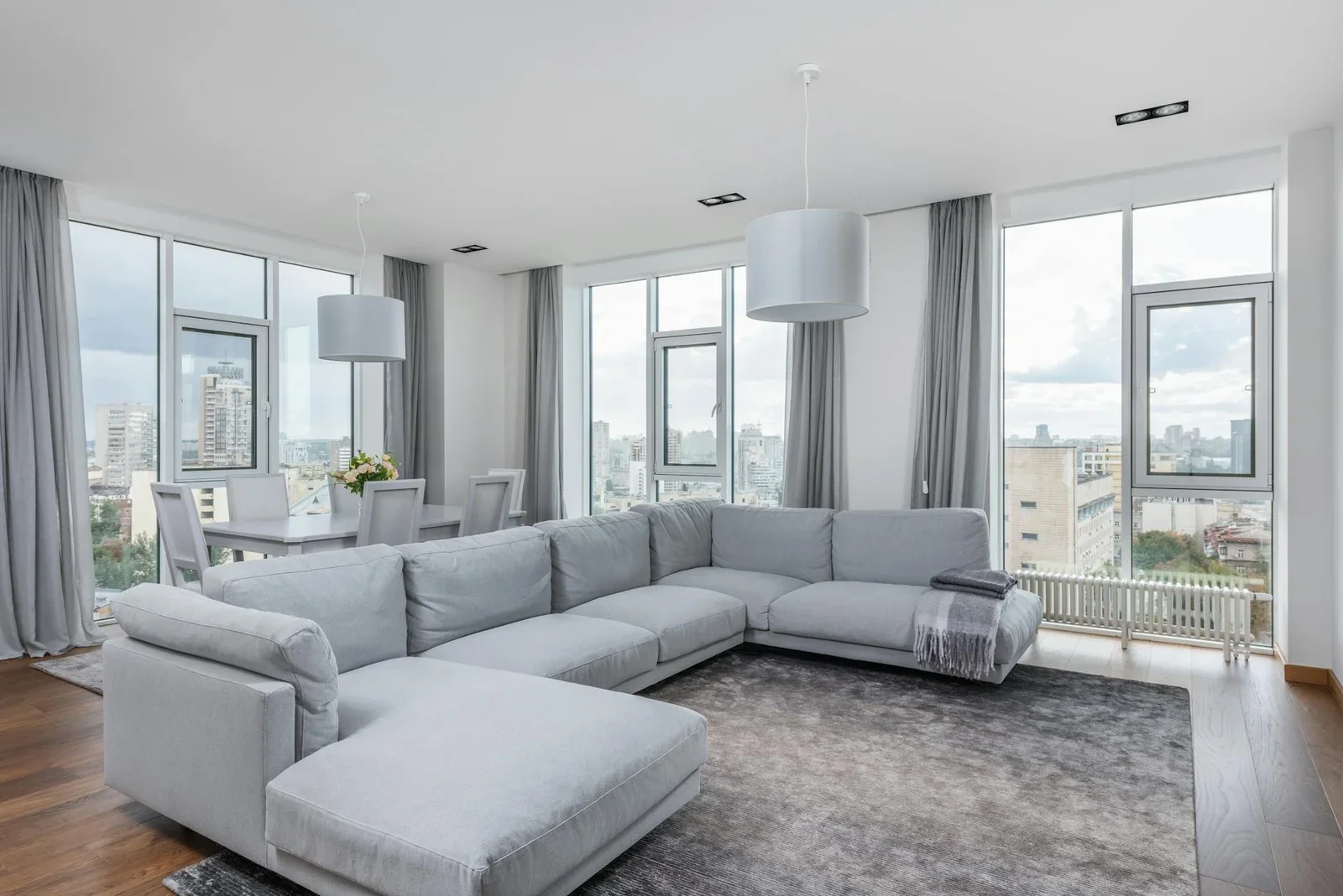 Phòng khách duplex rộng rãi bài trí sofa cỡ lớn êm ái, kết hợp cửa sổ toàn cảnh đón nắng tạo không gian sinh hoạt sang trọng. | Thiết kế nội thất 24