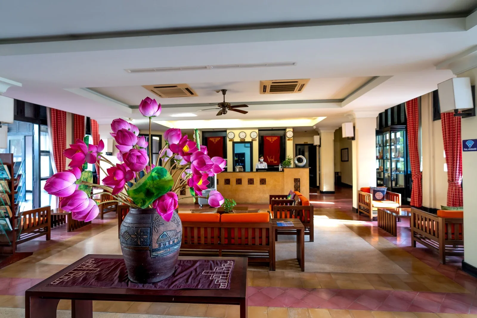 Sảnh đón khách được chăm chút tỉ mỉ với lọ hoa cắm nghệ thuật rực rỡ, tôn lên vẻ đẹp tươi mới cho không gian. | Thiết kế nội thất 24
