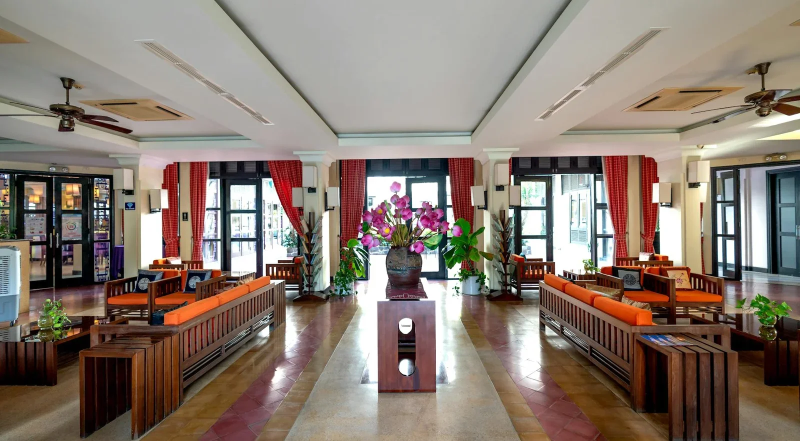 Sảnh khách sạn xa hoa bài trí nội thất tinh tế cùng những góc hoa tươi rực rỡ, mang đến bầu không gian sang trọng và gần gũi. | Thiết kế nội thất 24