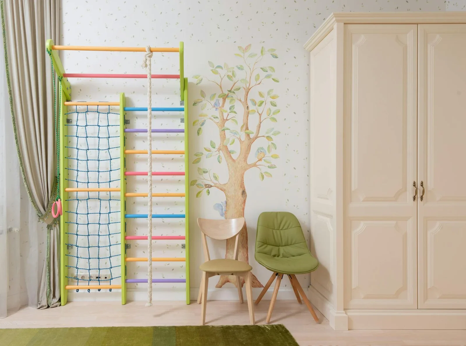 Phòng ngủ thiếu nhi tươi sáng với tường trắng họa tiết cây xanh, tủ đồ gọn gàng và góc vui chơi đa sắc màu sinh động. | Thiết kế nội thất 24