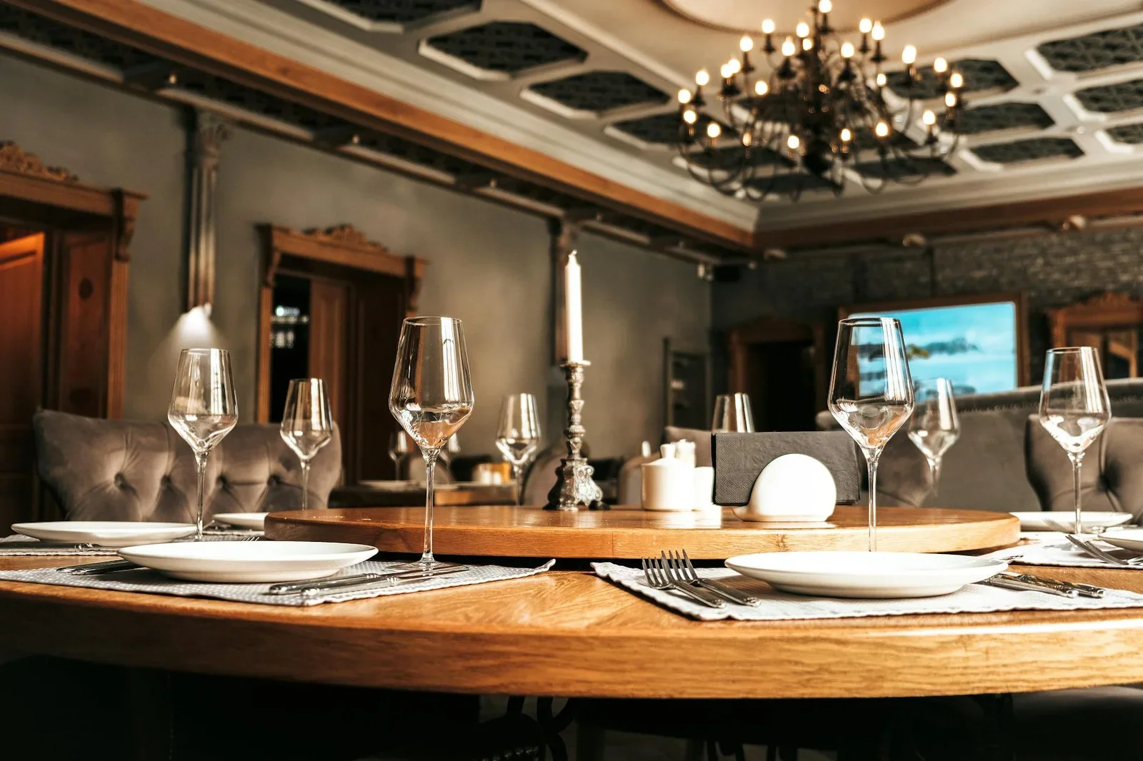 Phòng ăn cao cấp bài trí nến thơm và ly pha lê tinh xảo, lý tưởng cho trải nghiệm fine dining đẳng cấp. | Thiết kế nội thất 24